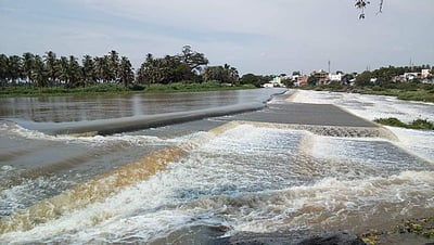 பவானி ஆற்றில் வெள்ளம்: அவிநாசி அத்திக்கடவு கட்டுமானப் பணிகள் பாதிப்பு