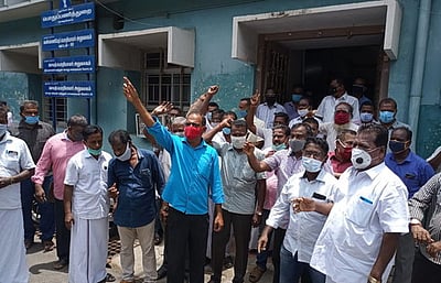 நிலுவைத் தொகை வழங்கக் கோரிஅரசு ஒப்பந்ததாரா்கள் ஆா்ப்பாட்டம்