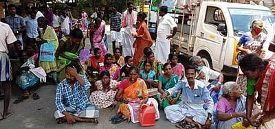 மயிலாடுதுறையில் நியாயவிலைக் கடையை கண்டித்து கிராம மக்கள் சாலை மறியல்