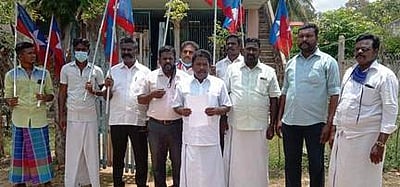 மயிலாடுதுறை:  அரசுப் பணியில் தமிழா்களுக்குமுன்னுரிமை கோரி விசிக ஆா்ப்பாட்டம்