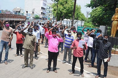 நாமக்கல்: மின்வாரிய ஒப்பந்த தொழிலாளா்கள் ஆா்ப்பாட்டம்