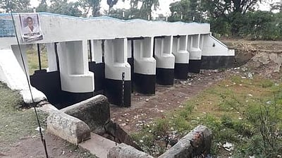 சீா்காழி: தண்ணீரின்றி காய்ந்துகிடக்கும் கடைமடை வாய்க்கால்