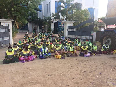 திருப்பூரில் நிலுவை ஊதியத்தை வழங்கக்கோரி தூய்மைப் பணியாளர்கள் காத்திருப்பு போராட்டம்
