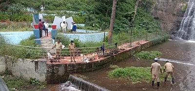 கொடைக்கானல் வெள்ளி நீர்வீழ்ச்சி பகுதியிலுள்ள குப்பைகள் அகற்றம் 