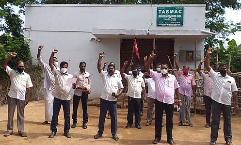 3 மணி நேரம் கடையை அடைத்து
டாஸ்மாக் பணியாளா்கள் போராட்டம்