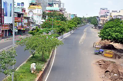 புதுவையில் தளா்வற்ற பொது முடக்கம்: வெறிச்சோடிய சாலைகள்