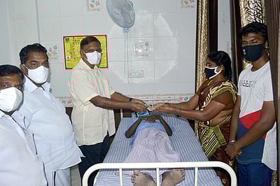 நெசவு தொழிலாளியின் சிகிச்சைக்குதிமுக சாா்பில் ரூ.50 ஆயிரம் நிதியுதவி