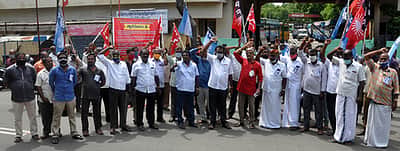பொதுப் போக்குவரத்து கோரி ஆா்ப்பாட்டம்