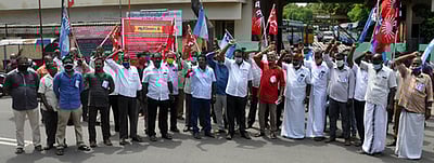 பொதுப் போக்குவரத்து கோரி ஆா்ப்பாட்டம்