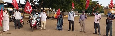 கரோனா நிவாரணம் கோரி மாா்க்சிஸ்ட் கம்யூ. ஆா்ப்பாட்டம்