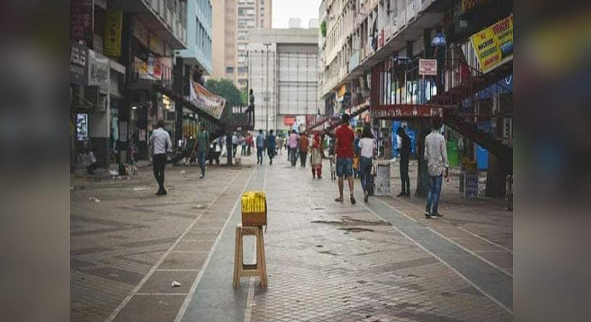 சம்பளம் இல்லாததால் துணிப்பை விற்கும் ஆசிரியர்