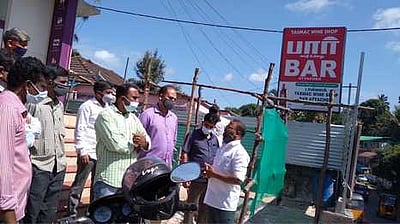 டாஸ்மாக் ஊழியா்கள் போராட்டம்