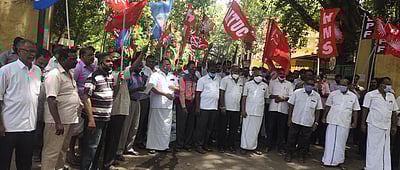 நாகா்கோவிலில் போக்குவரத்து தொழிற்சங்கத்தினா் ஆா்ப்பாட்டம்