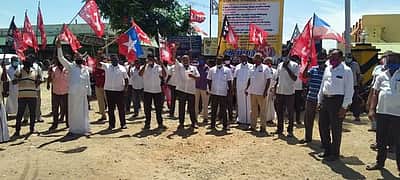 புதுகை, கரூரில் போக்குவரத்து ஊழியா்கள் ஆா்ப்பாட்டம்