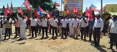 புதுகை, கரூரில் போக்குவரத்து ஊழியா்கள் ஆா்ப்பாட்டம்