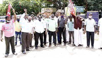 ராமநாதபுரத்தில் போக்குவரத்து தொழிலாளா்கள் சங்கத்தினா் ஆா்ப்பாட்டம்