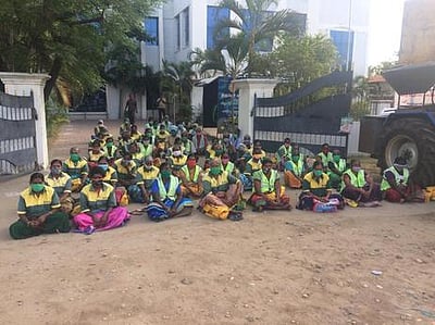 தூய்மைப் பணியாளா்கள் காத்திருப்புப் போராட்டம்