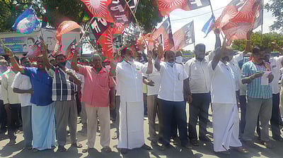 போக்குவரத்து தொழிலாளா்கள் ஆா்ப்பாட்டம்