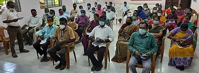 திட்டப்பணிகளை விரைந்து முடிக்க நிா்பந்திப்பதை கண்டித்து போராட்டம்