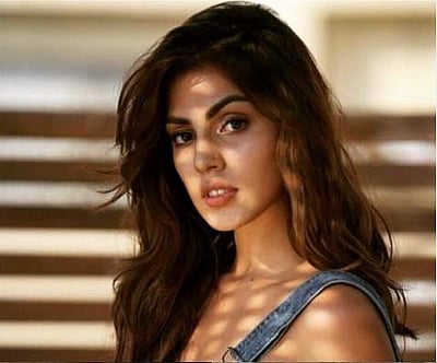 எங்களுக்குப் பாதுகாப்பு அளியுங்கள்: காவல்துறையிடம் நடிகை ரியா கோரிக்கை