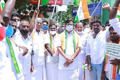 நீட் மற்றும் ஜெ.இ.இ. தேர்வுகளை ரத்து செய்யக் கோரி பல்வேறு இடங்களில் காங்கிரஸ் கட்சியினர் ஆர்ப்பாட்டம் 