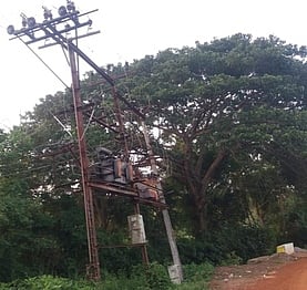 சாய்வாக உள்ள மின்மாற்றியை சீரமைக்கக் கோரிக்கை