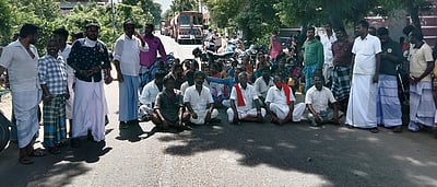 ரேஷன் பொருள்கள் வழங்குவதில் தாமதம்; பொதுமக்கள் சாலை மறியல்