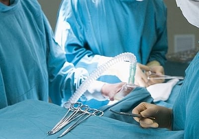 சிறுவனின் கால் அகற்றம்: தனியாா் மருத்துவமனைக்கு சீல்