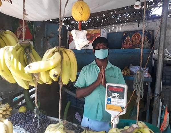 நீடாமங்கலம் பழ வியாபாரியிடம் பாசத்தை பொழிந்த தமிழக முதல்வர் எடப்பாடி பழனிசாமி