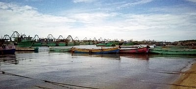 நாளை தளா்வற்ற முழு பொது முடக்கம்: 10 ஆயிரம் மீனவா்கள் மீன்பிடிக்க செல்லவில்லை