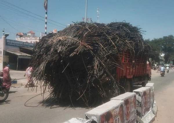 விதியை மீறி அதிக பாரமேற்றிச் செல்லும் கனரக வாகனங்களால் விபத்து அபாயம்