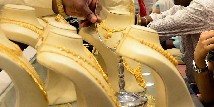 கரோனாவுக்கு பலியான பெண்ணின் வைர நகைகள் திருட்டு