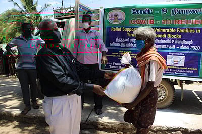 அறக்கட்டளைகள் சார்பில் 300 குடும்பங்களுக்கு நிவாரணம்