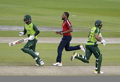 ஹபீஸ், அசாம் அதிரடி: இங்கிலாந்துக்கு 196 ரன்கள் இலக்கு