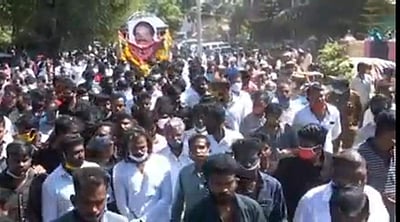 எச்.வசந்தகுமார் உடல் சொந்த ஊரில் நல்லடக்கம்: திரளானோர் அஞ்சலி