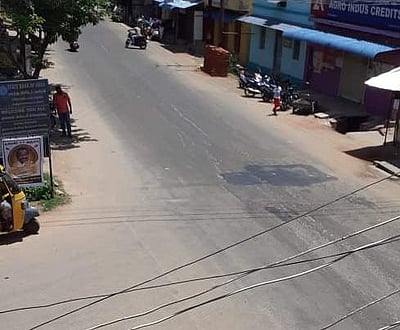 உத்தமபாளையத்தில் தளர்வு இல்லாத பொது முடக்கம்: வெறிச்சோடிய சாலைகள்