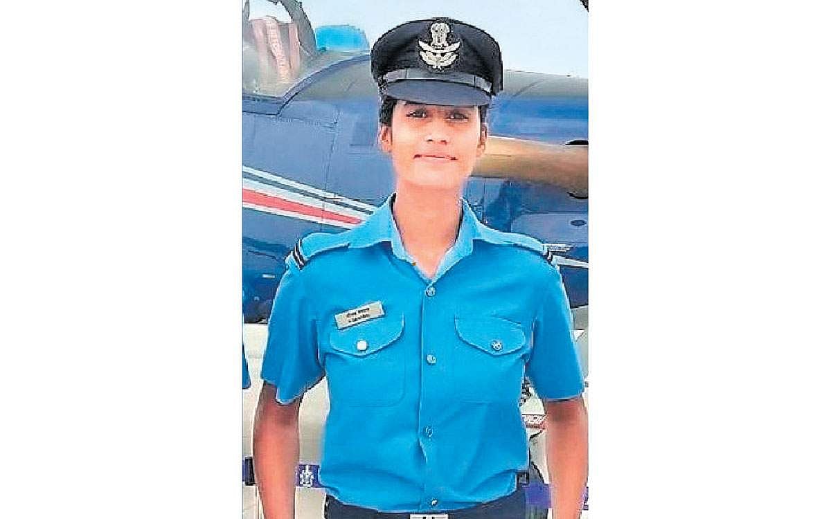 டீ விற்றவரின் மகள் விமானப்படை அதிகாரி