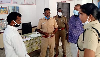 மணப்பாறையில் வங்கி அருகே பணத்தை தவற விட்டவர் விபரம் கூறி பெற்றுக்கொள்ள அழைப்பு