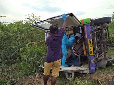 கரோனா தொற்றால் உயிரிழந்தவரின் சடலத்தை ஏற்றிவந்த ஆம்புலன்ஸ் சாலையில் கவிழ்ந்தது