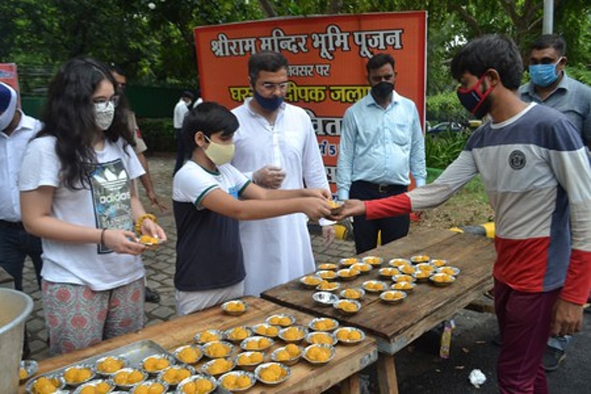 அயோத்தி ராமா் கோயில் பூமி பூஜை: தில்லியில் கோலாகலக் கொண்டாட்டம்!