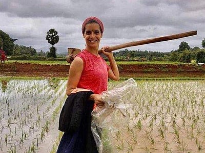 இந்தியாவில் விவசாயம் பழகும் ஸ்பெயின் நாட்டு பெண்
