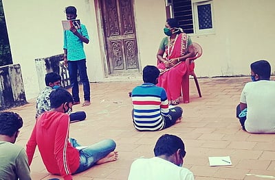 கிராமங்களுக்குச் சென்று பாடம் நடத்தும் அரசுப் பள்ளி ஆசிரியை