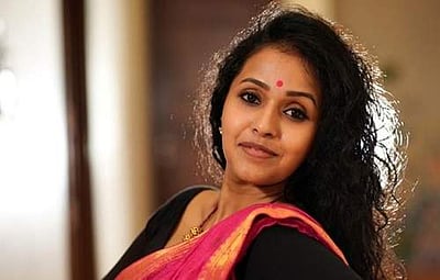 பிரபல பாடகி ஸ்மிதாவுக்கு கரோனா