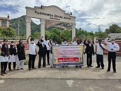 வட்டியில்லா வங்கி கடன் கேட்டு திருச்செங்கோட்டில் வழக்குரைஞர்கள் ஆர்ப்பாட்டம் 