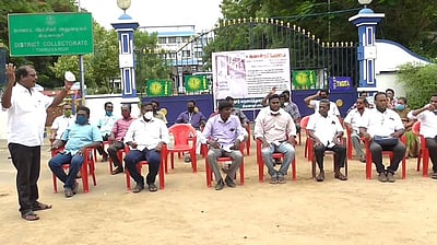 கரோனா: உயிரிழந்த வருவாய்த் துறையினா் குடும்பத்துக்கு நிவாரணம் கோரி உண்ணாவிரதம்