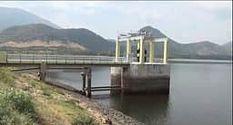 மதகு சேதம்: வீணாகும் மஞ்சளாறு அணை நீா்