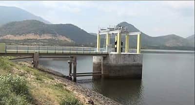 மதகு சேதம்: வீணாகும் மஞ்சளாறு அணை நீா்
