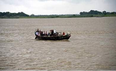 உத்தரப் பிரதேசத்தில் படகு கவிழ்ந்ததில் 5 பேர் பலி