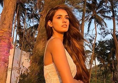 பிரபல பாலிவுட் நடிகையின் தந்தைக்கு கரோனா