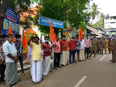 கோவில் எதிரே கட்டப்படும் மீன் சந்தையை எதிர்த்து இந்து மக்கள் கட்சியினர் ஆர்ப்பாட்டம்